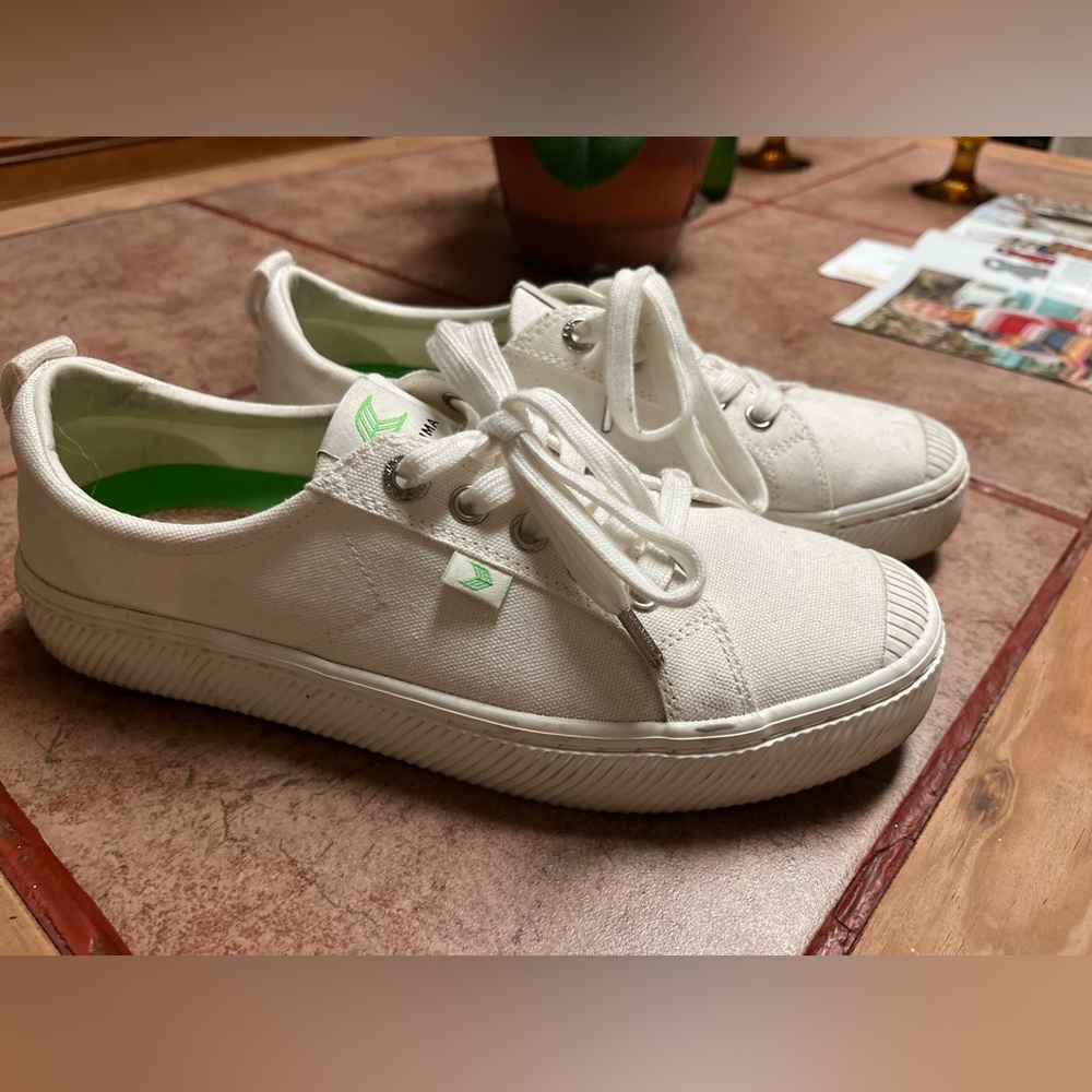 Cariuma OCA Low Off-White Canvas Sneaker Women - Women / Off-White / 8.5